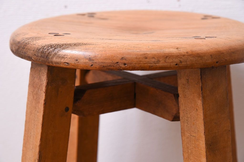 アンティーク家具　ナチュラルスタイル　古い木味のアンティークスツール(1)