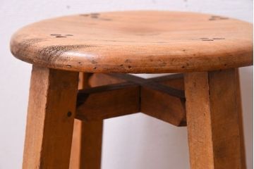 アンティーク家具　ナチュラルスタイル　古い木味のアンティークスツール(1)