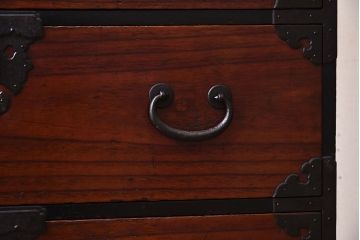 アンティーク家具　古民具・骨董　明治大正期　上手金具!前面桐材のアンティーク庄内箪笥(衣装箪笥、桐箪笥、桐たんす)