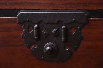 アンティーク家具　古民具・骨董　明治大正期　上手金具!前面桐材のアンティーク庄内箪笥(衣装箪笥、桐箪笥、桐たんす)