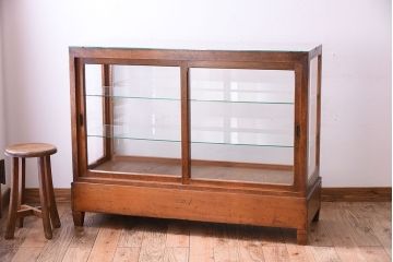 レトロ家具　昭和レトロ　古い木製のシンプルな脚付きガラスケース(ショーケース)(3)