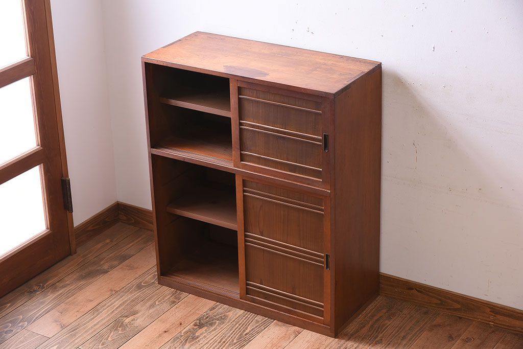 アンティーク家具　古い木製の小ぶりな引き戸収納棚