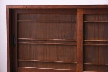 アンティーク家具　古い木製の小ぶりな引き戸収納棚