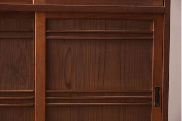 アンティーク家具　古い木製の小ぶりな引き戸収納棚