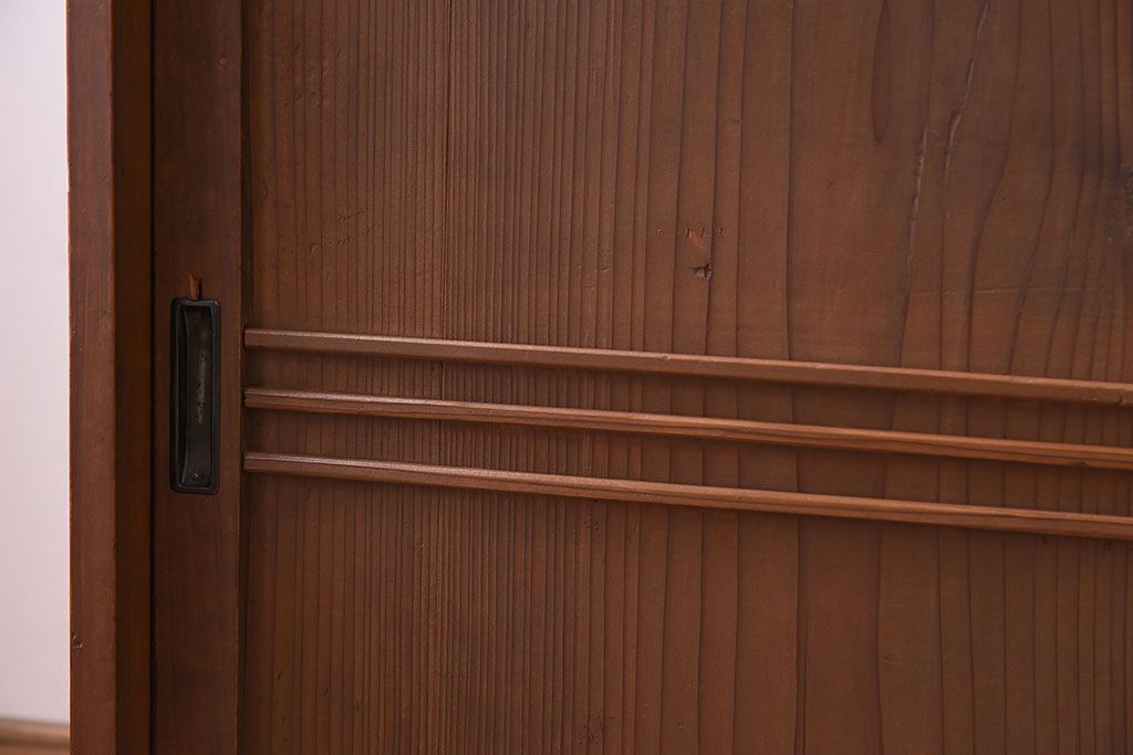 アンティーク家具　古い木製の小ぶりな引き戸収納棚