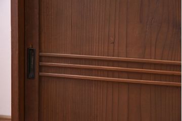 アンティーク家具　古い木製の小ぶりな引き戸収納棚