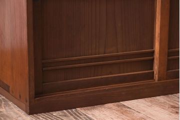 アンティーク家具　古い木製の小ぶりな引き戸収納棚