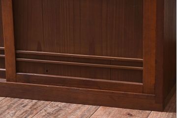 アンティーク家具　古い木製の小ぶりな引き戸収納棚