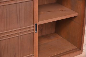 アンティーク家具　古い木製の小ぶりな引き戸収納棚