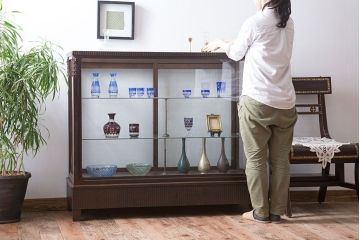 アンティーク家具　大正ロマン　彫刻が美しい古いナラ材のガラスケース