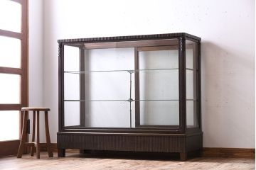 アンティーク家具　大正ロマン　彫刻が美しい古いナラ材のガラスケース