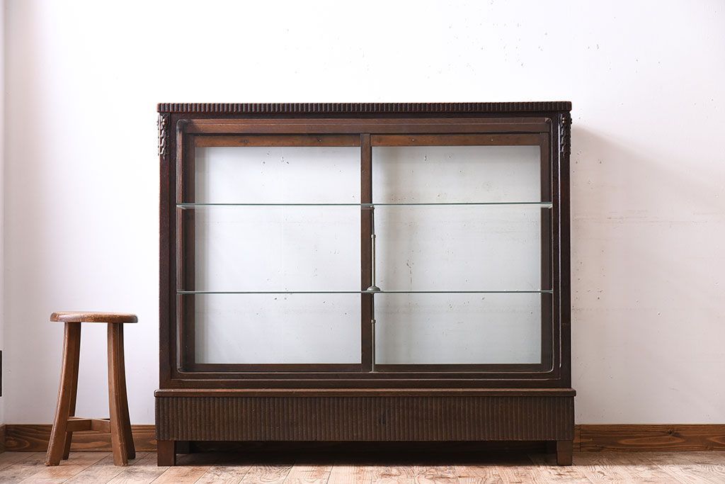 アンティーク家具　大正ロマン　彫刻が美しい古いナラ材のガラスケース