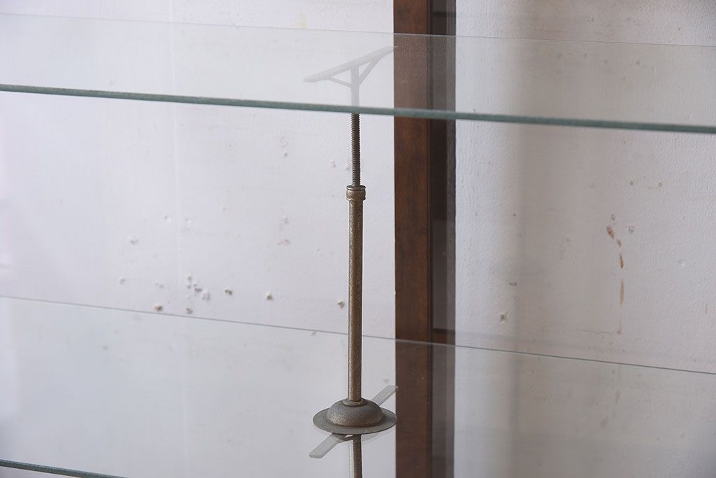 アンティーク家具　大正ロマン　彫刻が美しい古いナラ材のガラスケース