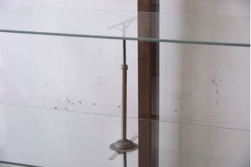 アンティーク家具　大正ロマン　彫刻が美しい古いナラ材のガラスケース