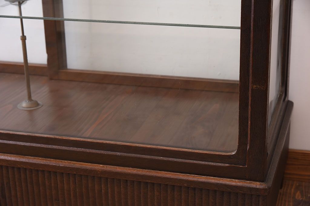 アンティーク家具　大正ロマン　彫刻が美しい古いナラ材のガラスケース