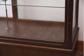 アンティーク家具　大正ロマン　彫刻が美しい古いナラ材のガラスケース