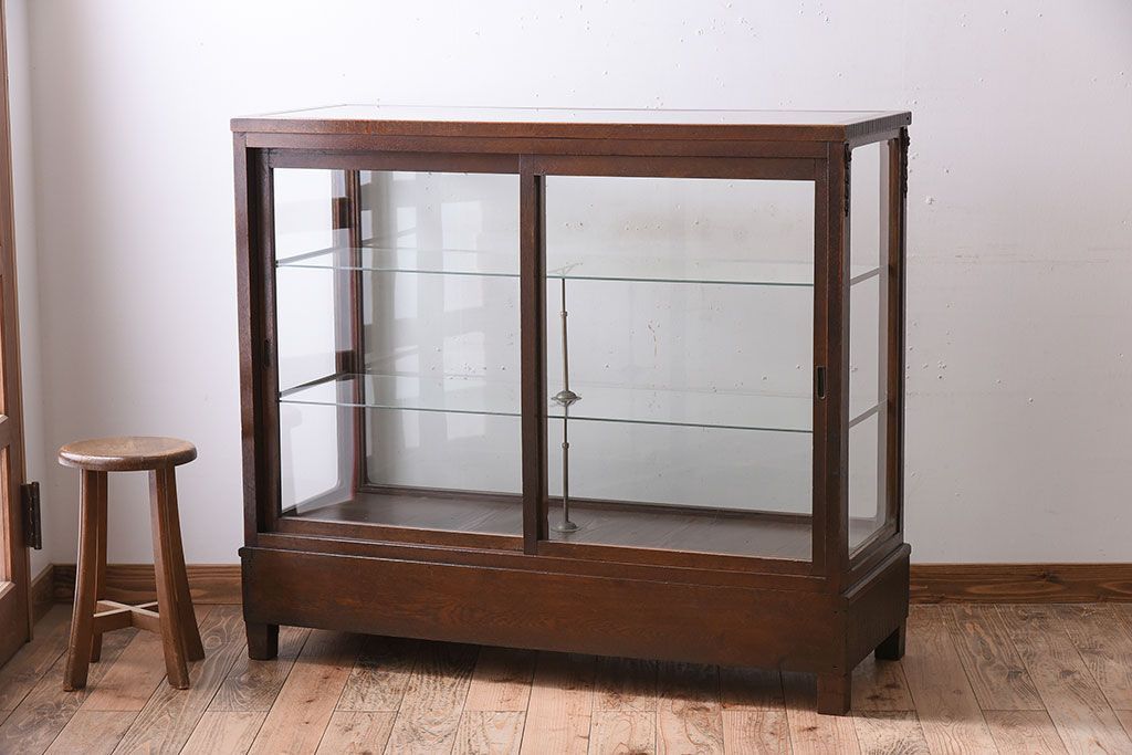 アンティーク家具　大正ロマン　彫刻が美しい古いナラ材のガラスケース