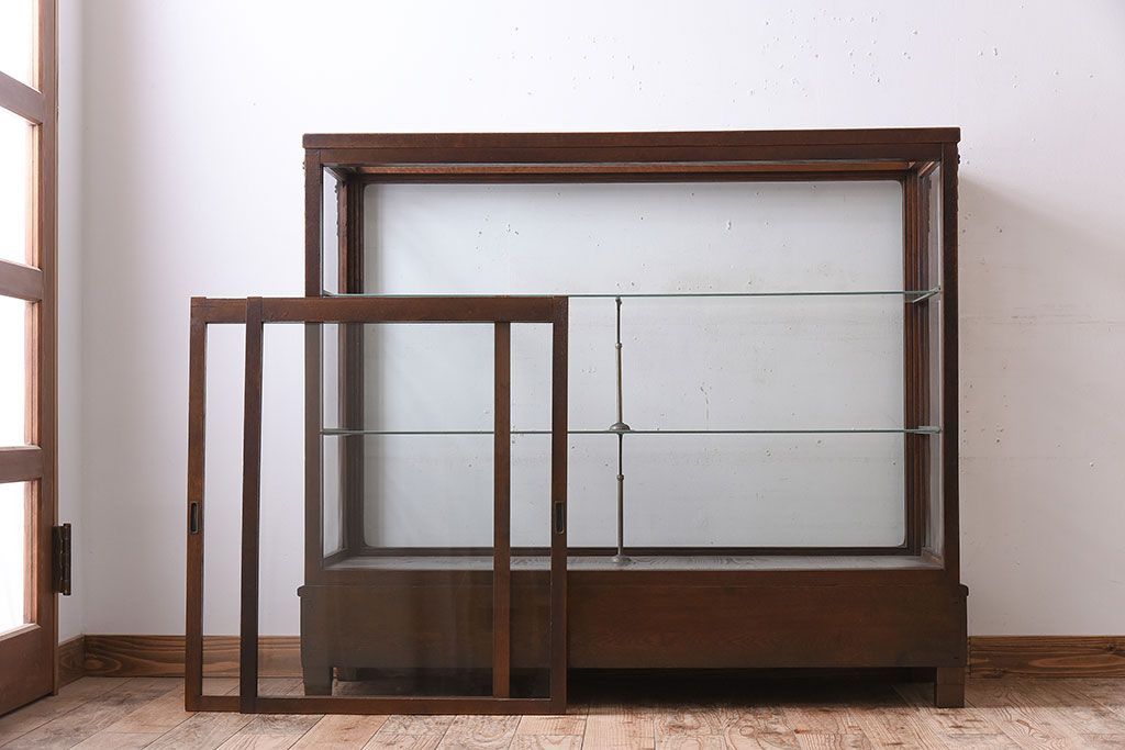 アンティーク家具　大正ロマン　彫刻が美しい古いナラ材のガラスケース