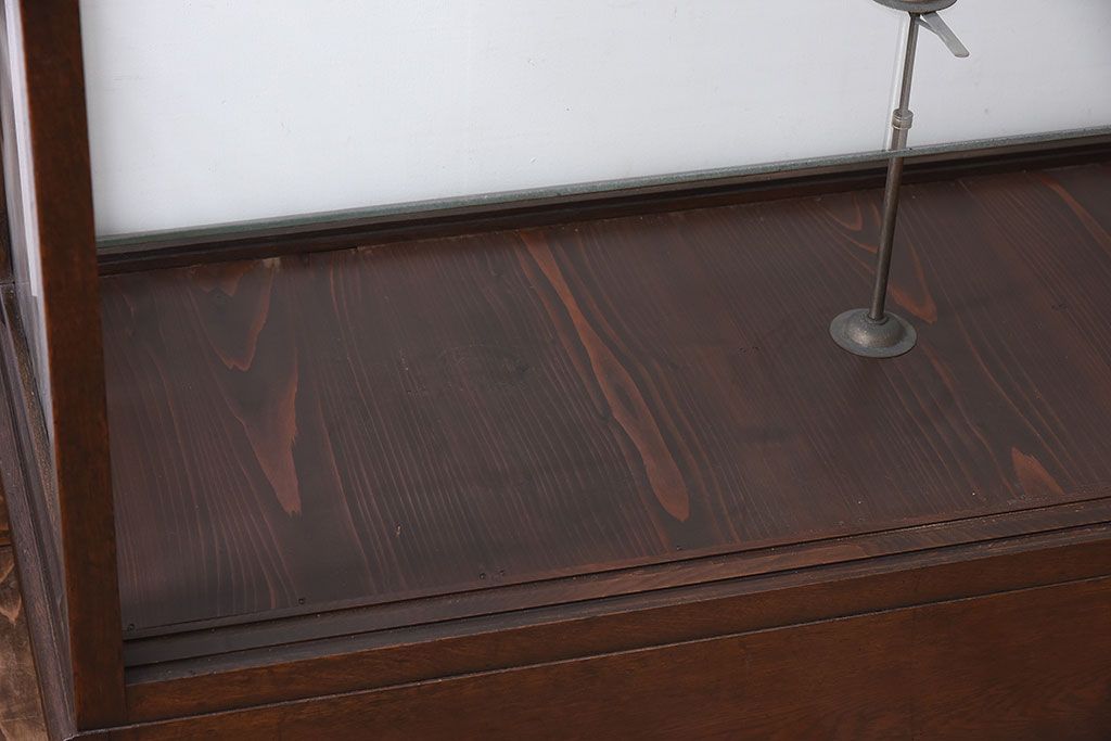 アンティーク家具　大正ロマン　彫刻が美しい古いナラ材のガラスケース