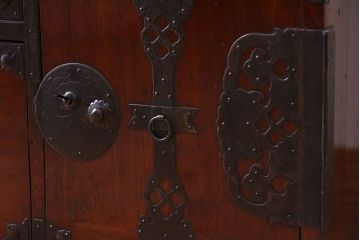 アンティーク家具　前面栗材!桜丸金具の時代箪笥ローボード(米沢箪笥・衣装箪笥)(1)