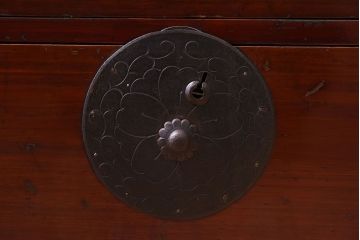 アンティーク家具　前面栗材!桜丸金具の時代箪笥ローボード(米沢箪笥・衣装箪笥)(1)