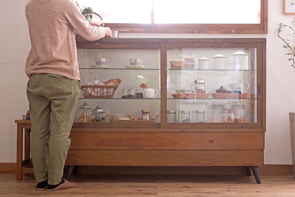 レトロ家具　昭和レトロ　古いナラ材製のシンプルな脚付きガラスケース(ショーケース)