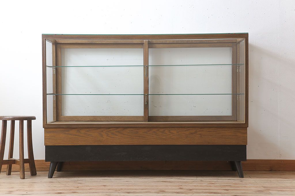 レトロ家具　昭和レトロ　古いナラ材製のシンプルな脚付きガラスケース(ショーケース)