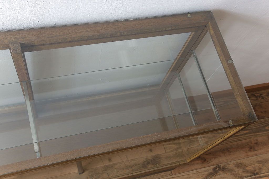 レトロ家具　昭和レトロ　古いナラ材製のシンプルな脚付きガラスケース(ショーケース)