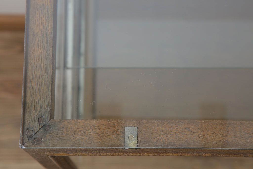 レトロ家具　昭和レトロ　古いナラ材製のシンプルな脚付きガラスケース(ショーケース)