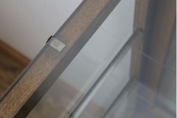 レトロ家具　昭和レトロ　古いナラ材製のシンプルな脚付きガラスケース(ショーケース)