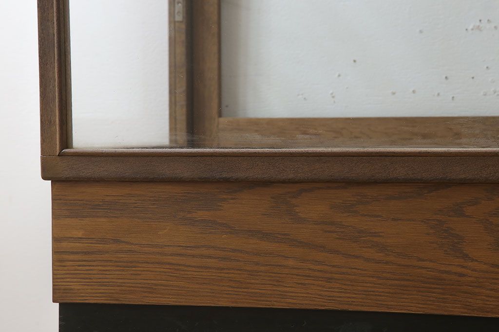 レトロ家具　昭和レトロ　古いナラ材製のシンプルな脚付きガラスケース(ショーケース)