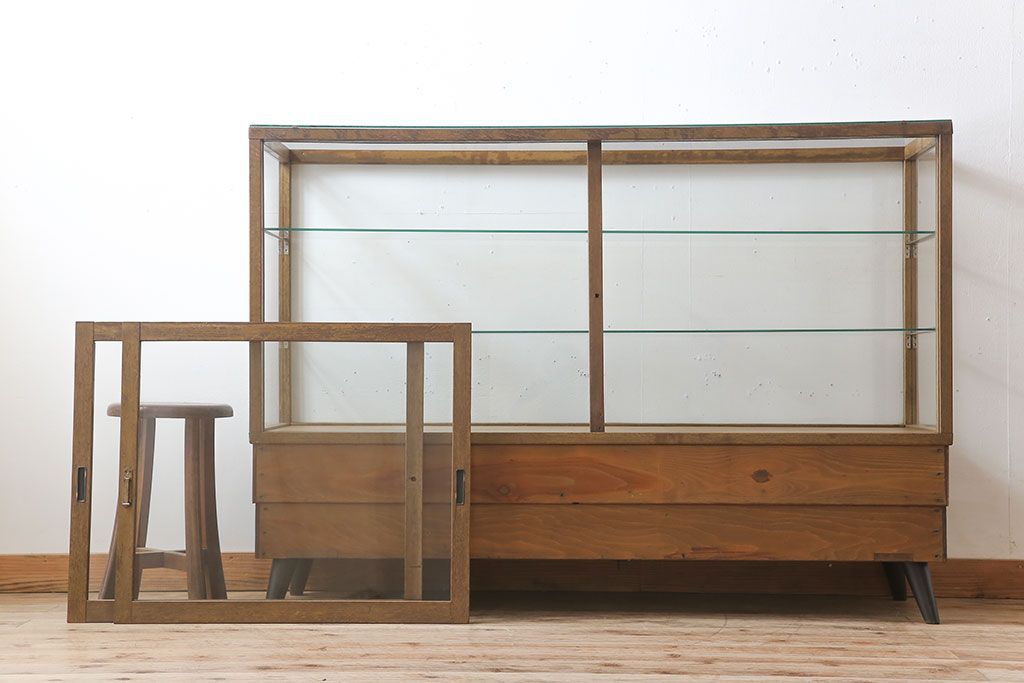 レトロ家具　昭和レトロ　古いナラ材製のシンプルな脚付きガラスケース(ショーケース)