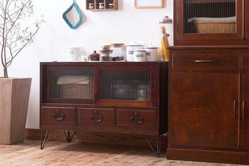 アンティーク家具　前面欅材　鉄脚付き!モールガラス引き戸のアンティークローボード