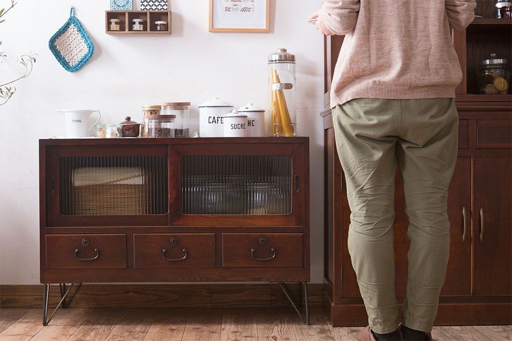 アンティーク家具　前面欅材　鉄脚付き!モールガラス引き戸のアンティークローボード