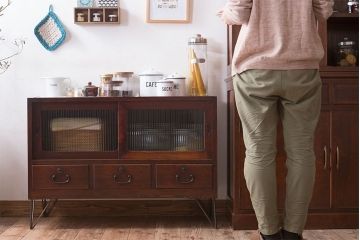 アンティーク家具　前面欅材　鉄脚付き!モールガラス引き戸のアンティークローボード