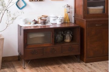 アンティーク家具　前面欅材　鉄脚付き!モールガラス引き戸のアンティークローボード