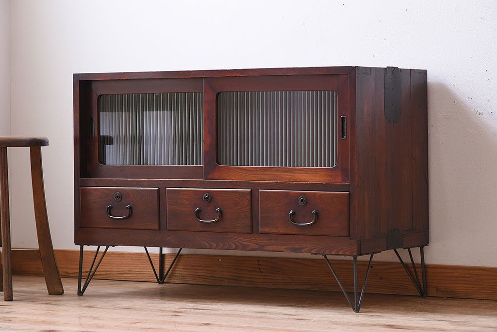 アンティーク家具　前面欅材　鉄脚付き!モールガラス引き戸のアンティークローボード