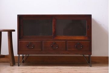 アンティーク家具　前面欅材　鉄脚付き!モールガラス引き戸のアンティークローボード