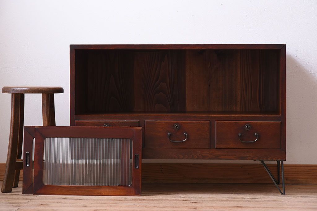 アンティーク家具　前面欅材　鉄脚付き!モールガラス引き戸のアンティークローボード