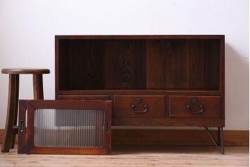 アンティーク家具　前面欅材　鉄脚付き!モールガラス引き戸のアンティークローボード