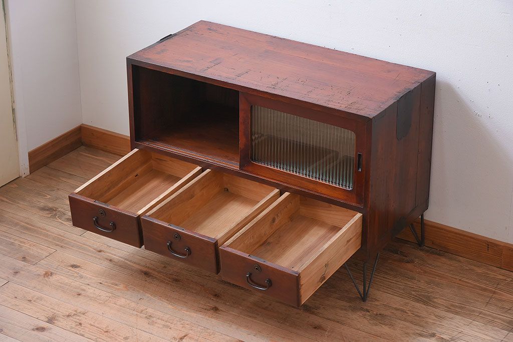 アンティーク家具　前面欅材　鉄脚付き!モールガラス引き戸のアンティークローボード