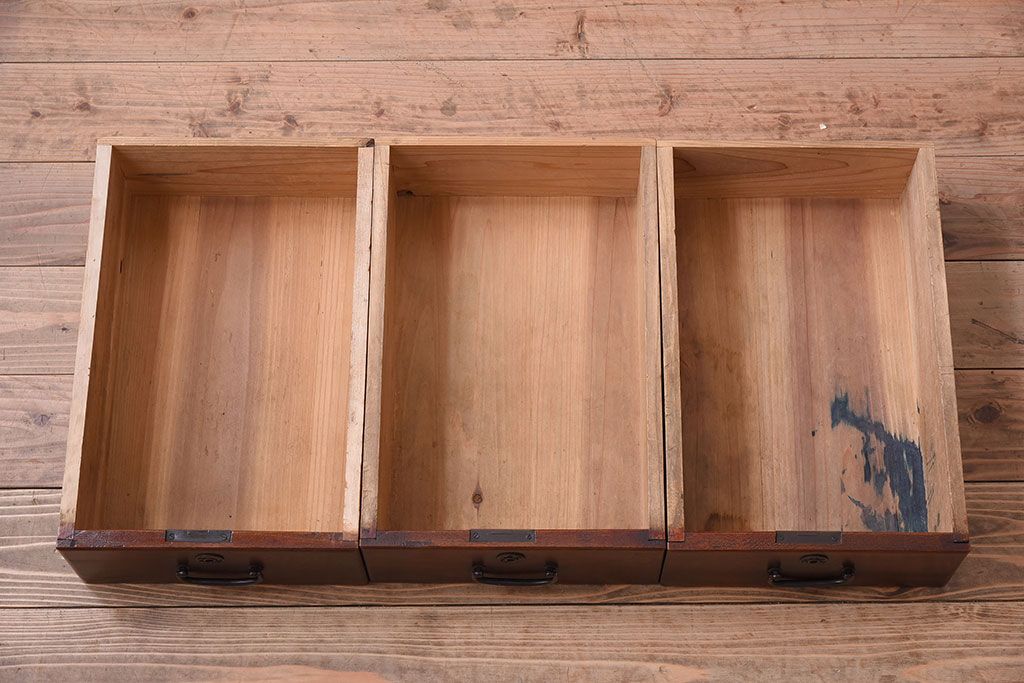 アンティーク家具　前面欅材　鉄脚付き!モールガラス引き戸のアンティークローボード