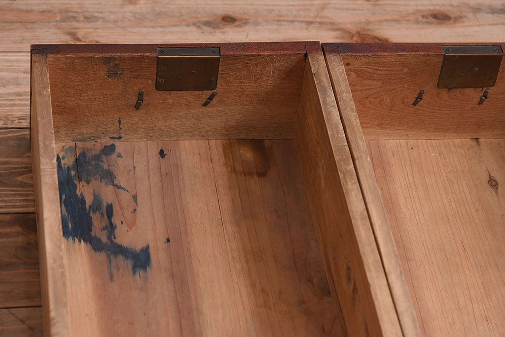 アンティーク家具　前面欅材　鉄脚付き!モールガラス引き戸のアンティークローボード