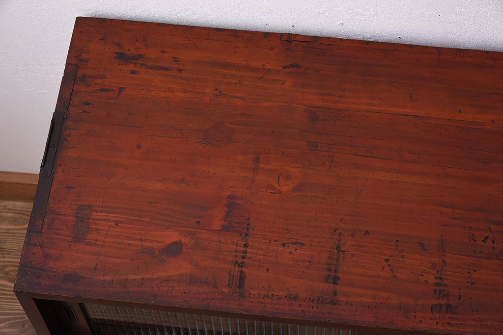 アンティーク家具　前面欅材　鉄脚付き!モールガラス引き戸のアンティークローボード