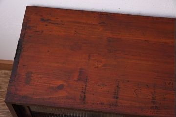 アンティーク家具　前面欅材　鉄脚付き!モールガラス引き戸のアンティークローボード