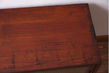 アンティーク家具　前面欅材　鉄脚付き!モールガラス引き戸のアンティークローボード