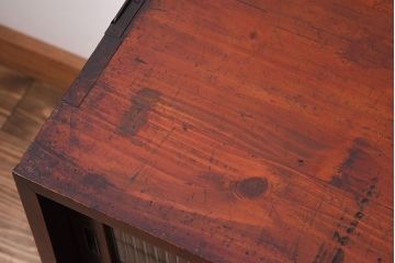 アンティーク家具　前面欅材　鉄脚付き!モールガラス引き戸のアンティークローボード