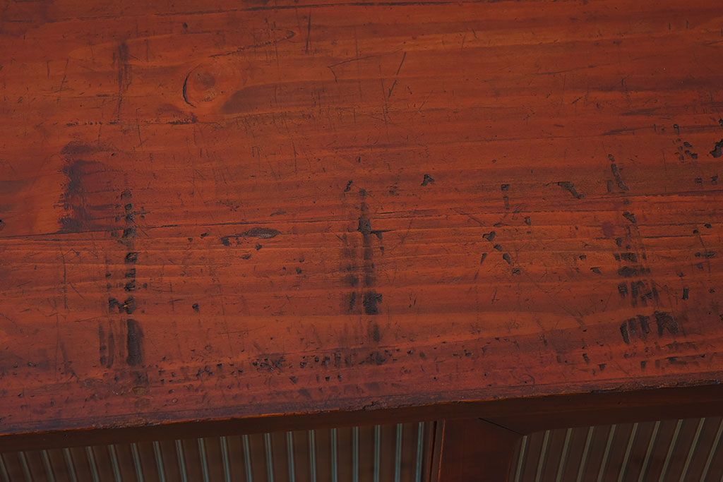 アンティーク家具　前面欅材　鉄脚付き!モールガラス引き戸のアンティークローボード