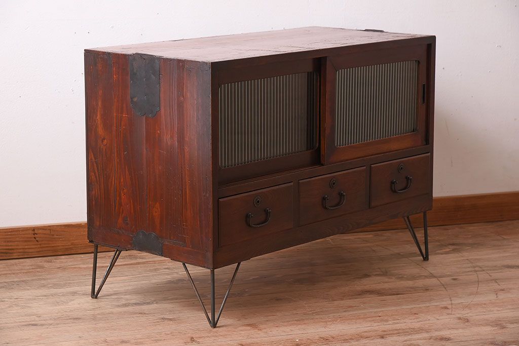 アンティーク家具　前面欅材　鉄脚付き!モールガラス引き戸のアンティークローボード