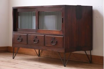 アンティーク家具　前面欅材　鉄脚付き!モールガラス引き戸のアンティークローボード